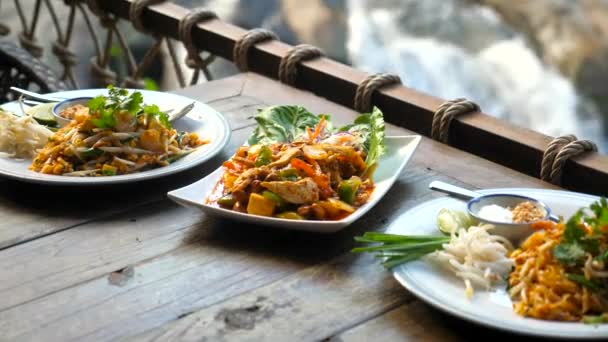 Traditionelles Asiatisches Outdoor Café Mit Thailändischem Essen Mit Natur Wasserfall — Stockvideo