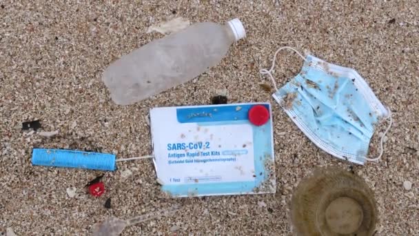 Oceano Inquinamento Plastico Maschera Medica Usata Test Covid Sulla Spiaggia — Video Stock