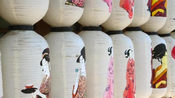 Des Lanternes Japonaises Traditionnelles Sont Suspendues Dans Jardin Avec Des — Video