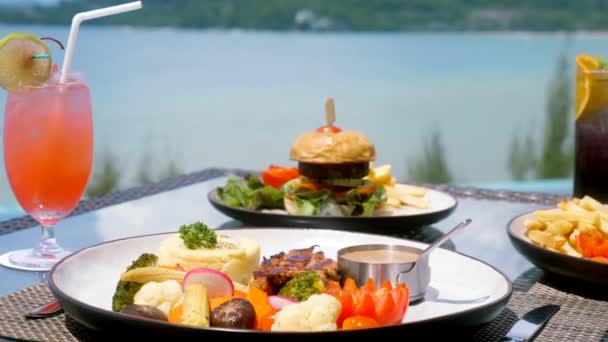 Deniz Manzaralı Akşam Yemeği Açık Hava Restoranında Güzel Yemek Havuz — Stok video