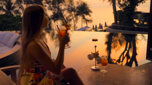 Jonge Aantrekkelijke Vrouw Met Cocktail Zitten Buiten Restaurant Luxe Hotel — Stockvideo