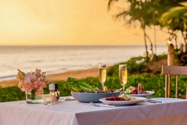 Romantisch Diner Bij Zonsondergang Het Strand Tafel Huwelijksreis Set Met — Stockfoto