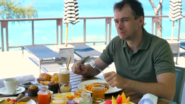 Happy Man Have Breakfast Luxury Restaurant Tropical Hotel Turquoise Sea — Stockvideo