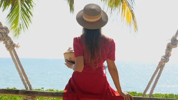Vista Posterior Mujer Viaje Sombrero Con Coco Joven Mano Sentado — Foto de Stock