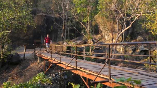 Homme Adulte Avec Sac Dos Marcher Sur Passerelle Piétonne Dans — Video