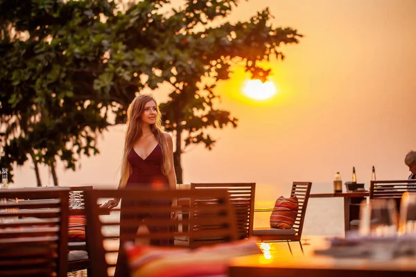 Mooie Vrouw Die Geniet Van Een Etentje Romantische Avond Viert — Stockfoto