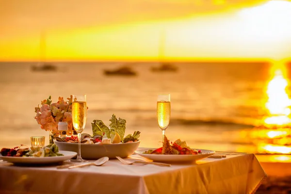 浪漫的日落晚餐在海滩上 餐桌蜜月设置为两人与豪华食物 酒杯香槟酒餐厅海景尽收眼底 夏天的爱情 浪漫的假期概念 — 图库照片
