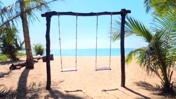 Columpio Vacío Balanceándose Una Playa Tropical Arena Con Mar Turquesa — Vídeos de Stock