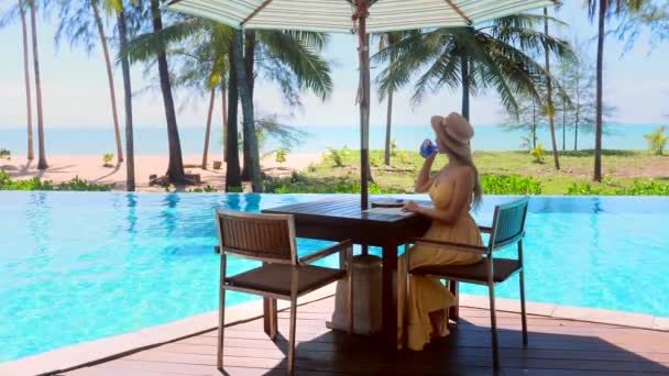 Jovem Mulher Viagem Celebrando Férias Verão Feminino Viajante Relaxante Café — Vídeo de Stock