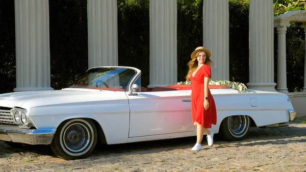 Stylowa Kobieta Czerwonej Sukience Kapeluszu Wychodzi Zabytkowego Samochodu Gotowy Zwiedzania — Zdjęcie stockowe