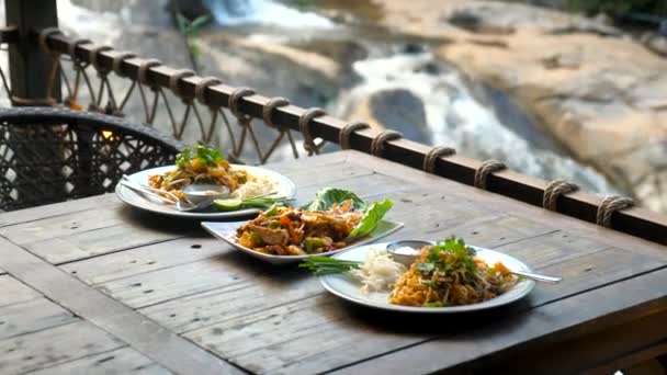 Παραδοσιακό Ταϊλανδέζικο Φαγητό Υπαίθριο Καφέ Φόντο Καταρράκτη Της Φύσης Τηγανητά — Αρχείο Βίντεο