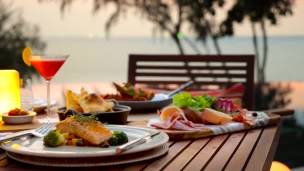 Günbatımında Ahşap Masada Romantik Bir Akşam Yemeği Sunuldu Deniz Ufuk — Stok video