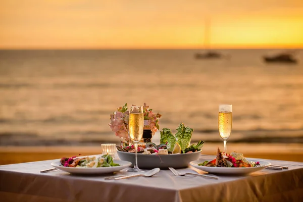 Sahilde Romantik Bir Günbatımı Yemeği Kişilik Masa Balayı Lüks Yemekler — Stok fotoğraf