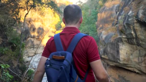 Joyeux Voyageur Avec Sac Dos Célébrant Atteindre Sommet Montagne Homme — Video