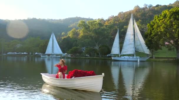 Женщина Наслаждается Романтическим Свиданием Деревянной Лодке Плавающей Летнем Закате Женщины — стоковое видео