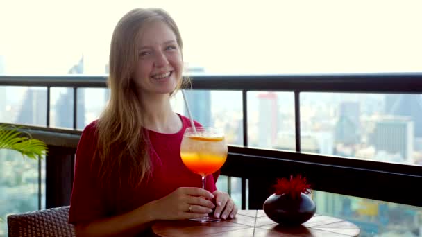 Młoda Kobieta Drinkiem Koktajlowym Luksusowej Restauracji Dachu Patrząca Kamerę Uśmiechnięta — Wideo stockowe