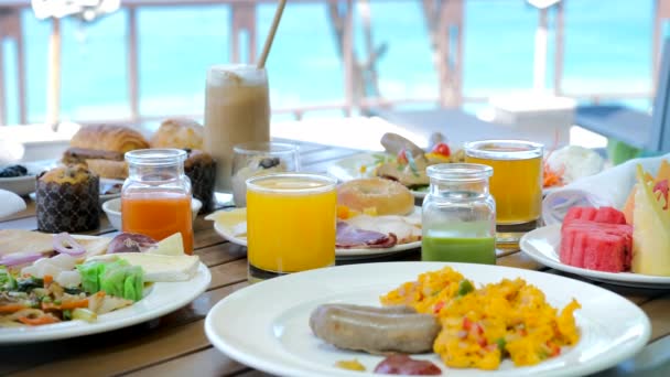 Deniz Kıyısındaki Otelde Kahvaltı Lüks Öğle Yemeği Omleti Sosis Meyve — Stok video