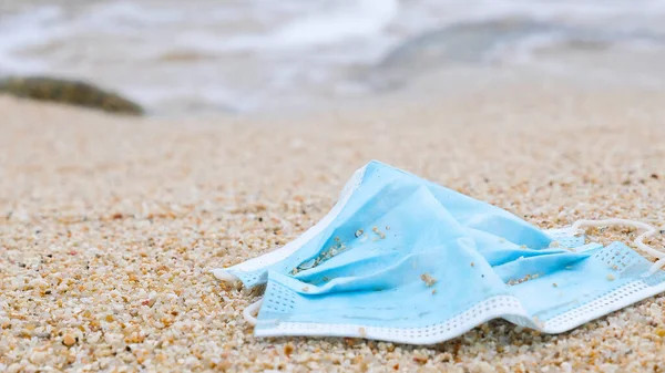 Disposable Coronavirus Face Mask Ocean Seashore Covid19 Pandemic Waste Polluting — Stock Photo, Image