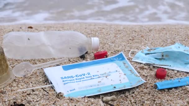 대한민국의 제19 지정되었다 의료용 마스크를 사용하고 해변에서 파도를 배경으로 시험을 — 비디오