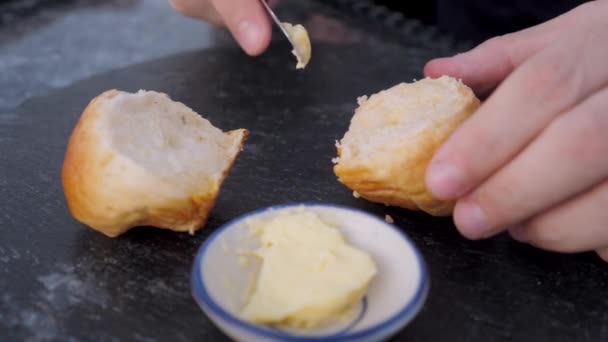 Mão Masculina Espalhando Manteiga Pão Branco Com Faca Metal Aço — Vídeo de Stock