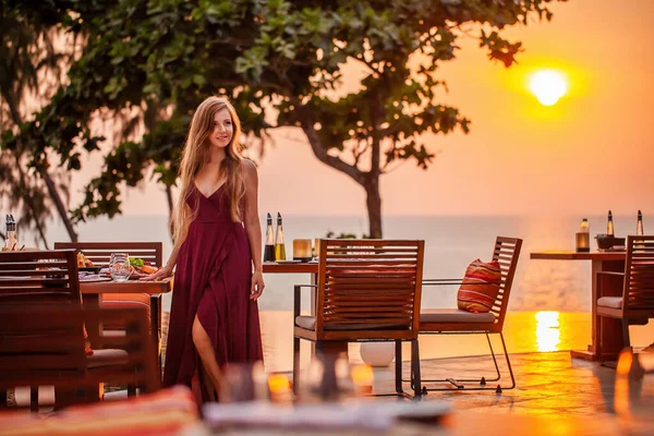 Elegante Aantrekkelijke Glimlachende Vrouw Romantisch Diner Luxe Gastronomisch Restaurant Sexy — Stockfoto