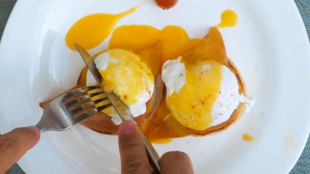 Menselijke Handen Snijden Vers Gekookte Eieren Benedict Met Hollandaise Saus — Stockvideo