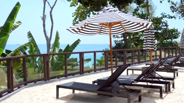Сонячні Промені Парасольки Піску Сучасному Курорті Видом Море Концепція Тропічних — стокове відео