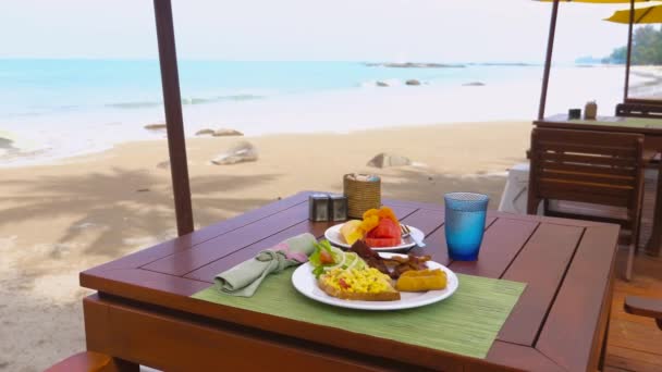 Beachside Restaurant Tropical Country Turquoise Sea Waves Background Table Food — Stok video