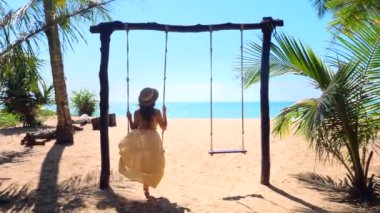 Güzel kız vuruşunu bitir. Sarı elbiseli ve hasır şapkalı romantik bayan turist sıcak yaz gününde Tayland 'daki Phuket Adası' nda tatilin tadını çıkarıyor. Mavi deniz ve gökyüzü arkaplanı.