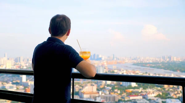 Adult Man Drinking Alcohol Cocktail Luxury Rooftop Restaurant Cityscape View — 스톡 사진