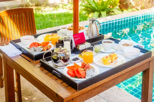 Ontbijt Geserveerd Villa Resort Hotel Bij Prive Zwembad Dienblad Met — Stockfoto
