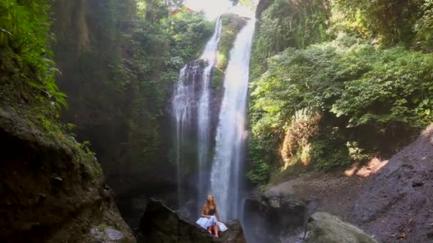 Молодая Путешественница Сидящая Скале Перед Водопадом Алинг Алинг Среди Тропических — стоковое видео