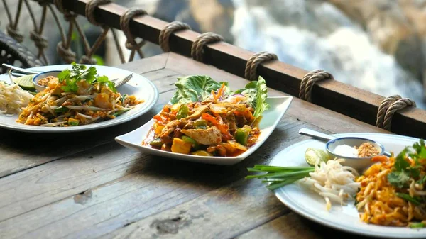 Traditionele Aziatische Outdoor Cafe Met Thais Eten Met Natuur Waterval — Stockfoto