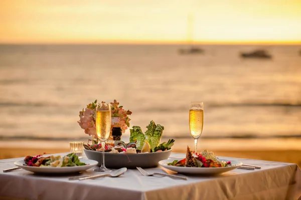 Sahilde Romantik Bir Günbatımı Yemeği Kişilik Masa Balayı Lüks Yemekler — Stok fotoğraf