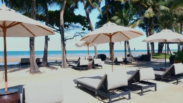 Leere Liegestühle Mit Sonnenschirmen Weißen Sandstrand Heißen Sommertagen Tropischen Luxushotel — Stockvideo