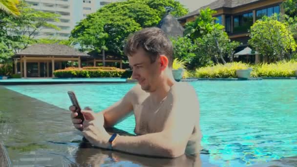 Homem Segurando Telefone Celular Relaxando Piscina Férias Verão Férias Jovem — Vídeo de Stock
