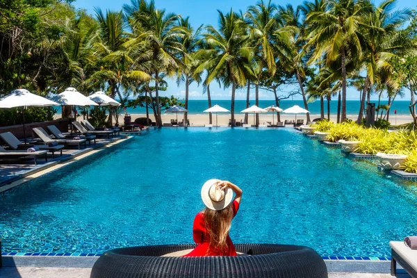 Luxus Tengerparti Nyaralás Trópusi Strand Szálloda Turista Piros Ruhában Pihenjen — Stock Fotó