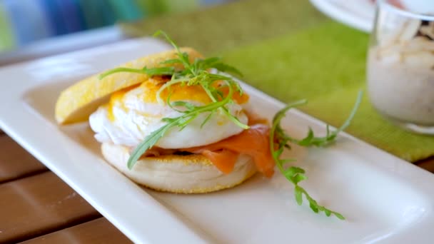 Traditioneel Engels Ontbijt Met Eggs Benedict Restaurant Gepocheerd Met Gerookte — Stockvideo