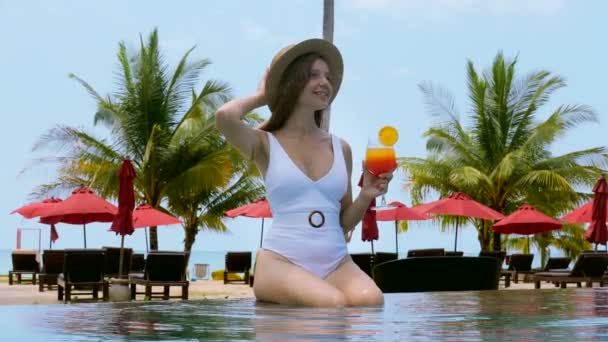 로맨틱 관광객은 럭셔리 호텔이나 여름철 리조트에서 휴가를 즐긴다 수영복을 여성은 — 비디오