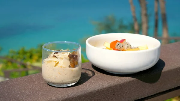 Desayuno Saludable Con Ensalada Avena Yogur Frutas Surtido Frutas Tropicales —  Fotos de Stock