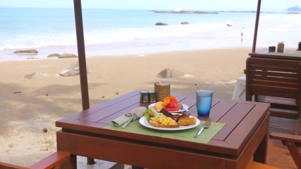 Стіл Їжею Відкритому Кафе Пляжі Острова Пхукет Таїланді Сонячний Літній — стокове відео