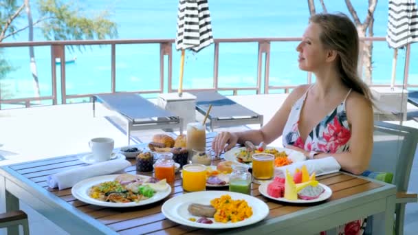 Jonge Vrouw Hebben Zondag Brunch Openlucht Restaurant Luxe Tropisch Hotel — Stockvideo