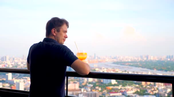 Adult Male Standing Cocktail Edge Rooftop Bar Terrace Enjoy City — Vídeo de stock