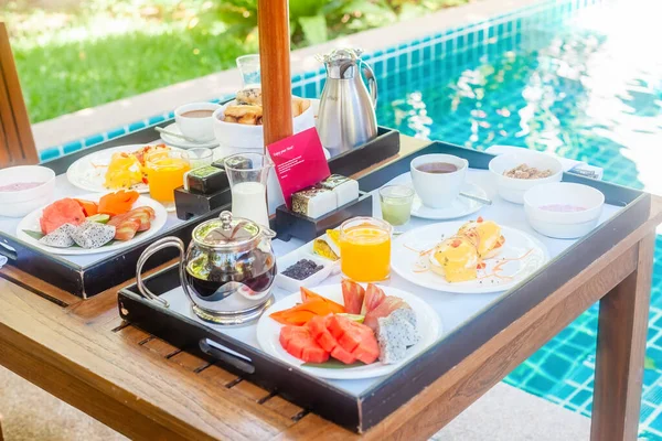 Ontbijt Geserveerd Villa Resort Hotel Bij Prive Zwembad Dienblad Met — Stockfoto