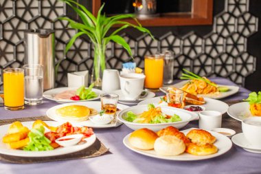 Hafta sonu tatili kavramı, modern şehir otelinde tatil. Oteldeki kafede akşam yemeği ya da öğle yemeği. Kahvaltıda ya da restoranda kahvaltıda iki kişiye servis edilen yemek ve içecekler..