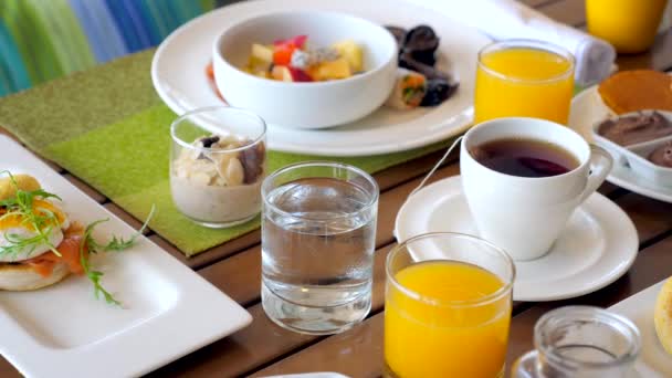 Sirve Desayuno Restaurante Del Hotel Servicio Buffet Sabrosa Comida Mañana — Vídeos de Stock