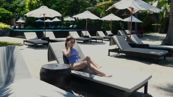 Młoda Seksowna Kobieta Stroju Kąpielowym Zdejmuje Okulary Przeciwsłoneczne Odpoczywając Samotnie — Wideo stockowe
