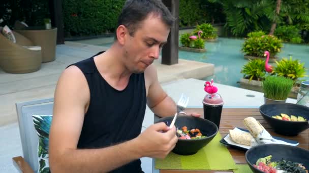 Homem Sorridente Após Treino Desfrutar Alimentos Protéicos Saudáveis Café Homem — Vídeo de Stock
