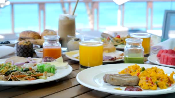 Diner Met Uitzicht Zee Luxe Hotel Heerlijk Buffetvoedsel Sappen Worstjes — Stockvideo