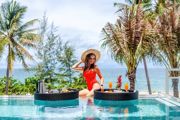 Boldog Piros Fürdőruhában Szalmakalapot Úszó Reggeli Tálcák Luxus Medence Villa — Stock Fotó